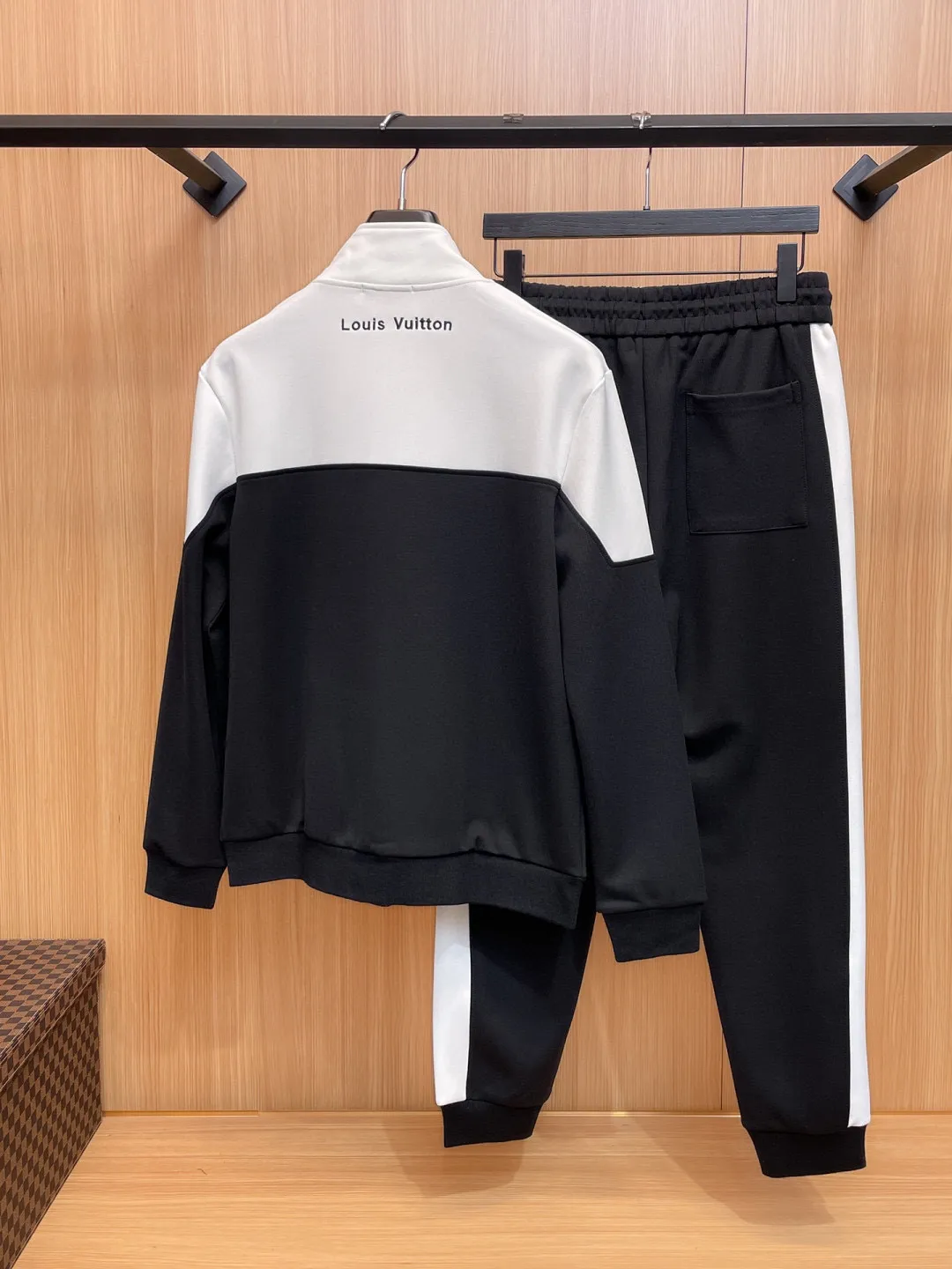 🅿️720 [LV Louis Vuitton] hot-selling suit is coming. Focus on the original version of the official website. 2025 new hot-selling cardigan and sweatshirt suit. The original order is the best. 🇭🇰The meticulous work of top designers. It has a fitting and perfect upper body effect. All-natural high-quality Tencel Roman cotton 100%, close-fitting comfort, noble and elegant! Original hardware embodies elegance and nobility! Counter size: M-3XL (maximum wear up to 190 pounds)